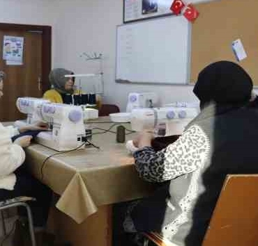 Kadın kursiyerler, deprem bölgesindeki çocuklar için eşofman takımı üretiyor