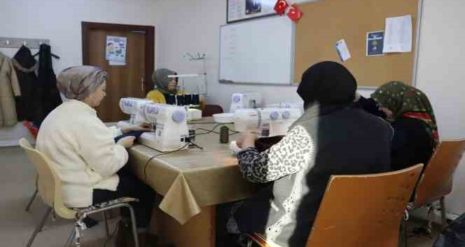 Kadın kursiyerler, deprem bölgesindeki çocuklar için eşofman takımı üretiyor