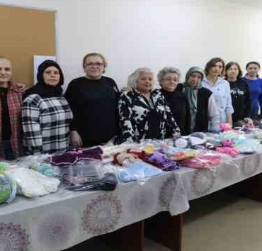 Kadınlar afetzedeler için el emeği ürünler üretiyor