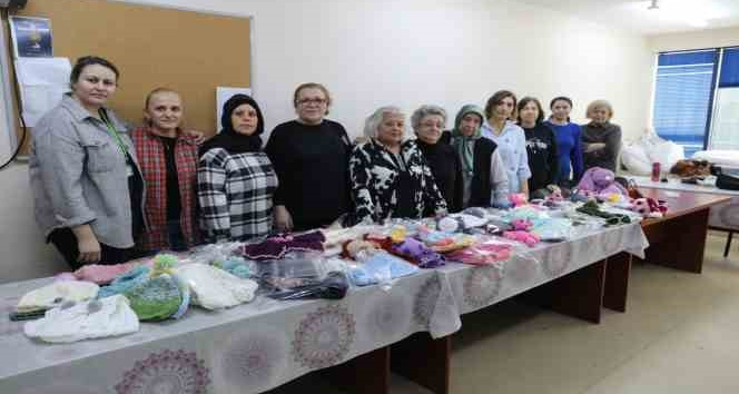 Kadınlar afetzedeler için el emeği ürünler üretiyor