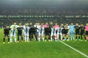 Kocaelispor-Sakaryaspor maçında depremzedeler için 1 milyon 876 bin 880 TL toplandı