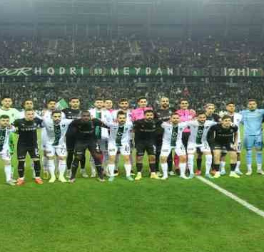 Kocaelispor-Sakaryaspor maçında depremzedeler için 1 milyon 876 bin 880 TL toplandı