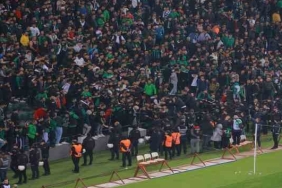 Kocaelispor - Sakaryaspor maçında tribünde gerginlik