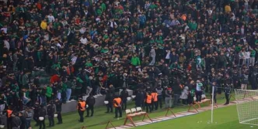 Kocaelispor - Sakaryaspor maçında tribünde gerginlik