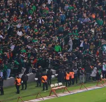 Kocaelispor - Sakaryaspor maçında tribünde gerginlik