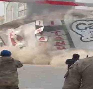 Malatya'daki artçı depremde 4 katlı iş merkezi böyle çöktü