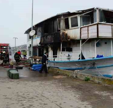 Marinada yanan tekne kullanılamaz hale geldi