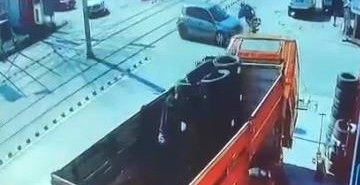Motosiklet otomobil ile çarpıştı, o anlar kamerada