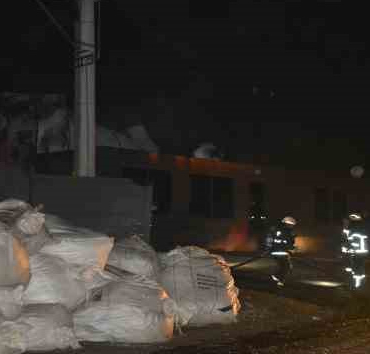 Plastik geri dönüşüm fabrikasında çıkan yangın söndürüldü