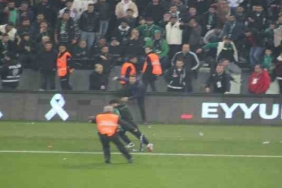 Sahaya atlayıp Kocaelispor tribününe Sakaryaspor atkısı açınca ortalık karıştı