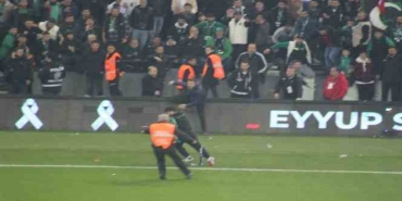 Sahaya atlayıp Kocaelispor tribününe Sakaryaspor atkısı açınca ortalık karıştı