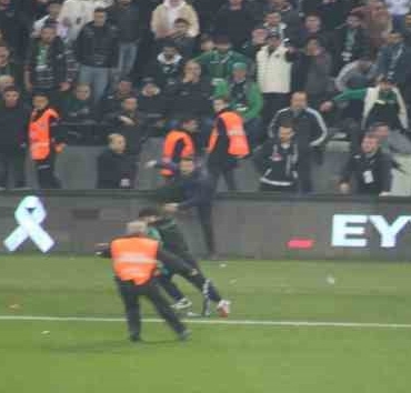 Sahaya atlayıp Kocaelispor tribününe Sakaryaspor atkısı açınca ortalık karıştı