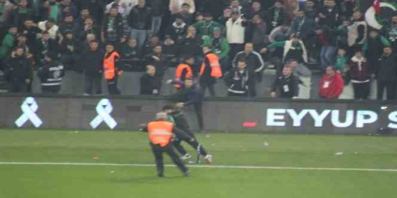 Sahaya atlayıp Kocaelispor tribününe Sakaryaspor atkısı açınca ortalık karıştı