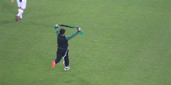 Sahaya atlayıp ortalığı karıştırmıştı, özür diledi