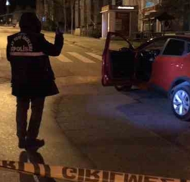 Silahla vurulduktan sonra arabasına binip kaçtı, durduğu yerde yardım istedi