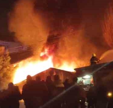 Tek katlı ev alev topuna döndü