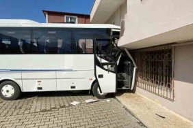 turistleri-tasiyan-tur-otobusu-kazadan-sonra-bina-duvarina-carpti