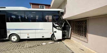 turistleri-tasiyan-tur-otobusu-kazadan-sonra-bina-duvarina-carpti