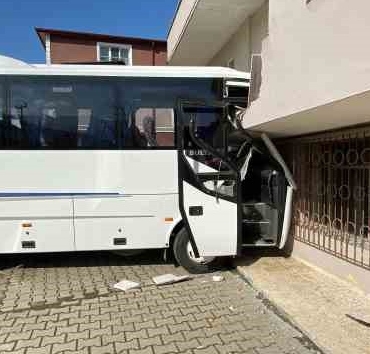 turistleri-tasiyan-tur-otobusu-kazadan-sonra-bina-duvarina-carpti