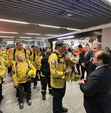 Türkiye'den dönen Alman arama-kurtarma ekibi çiçeklerle karşılandı