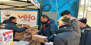 VEFA Hattı ekipleri depremzedelere sıcak yemek ikram ediyor