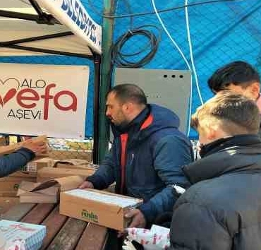 VEFA Hattı ekipleri depremzedelere sıcak yemek ikram ediyor