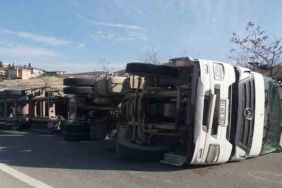 Viraja hızlı giren tır devrildi, sürücüsü yaralandı