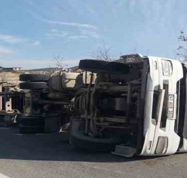 Viraja hızlı giren tır devrildi, sürücüsü yaralandı