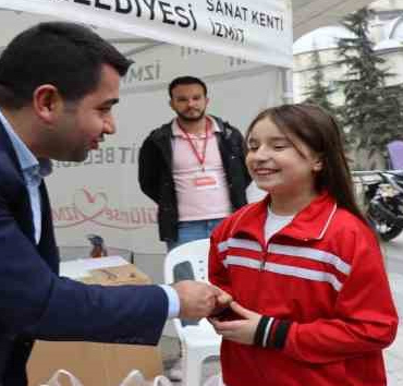 10 yaşındaki Haticenur, sattığı bileklik ve kolyelerin parasını depremzedelere bağışladı