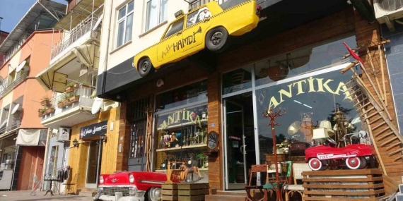 Fiyatlara kızdı, ortadan kestiği efsane otomobili tabela yaptı