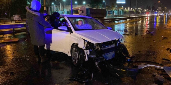 Yol çalışması olan bölgede otomobiliyle beton bariyerlere çarptı: 2 yaralı