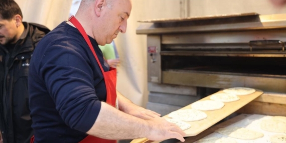 Başkanlığı bir kenara bıraktı: Depremzedeler için Ramazan pidesi yaptı