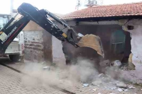 1999 depreminden kalan ağır hasarlı binalar yıkılıyor