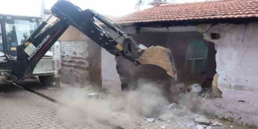 1999 depreminden kalan ağır hasarlı binalar yıkılıyor