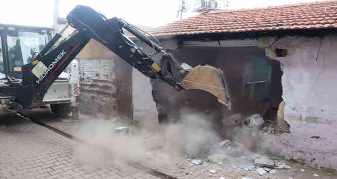 1999 depreminden kalan ağır hasarlı binalar yıkılıyor