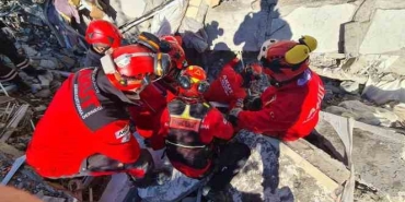 27 kişiyi yıkıntıların arasından sağ çıkaran ekibin lideri o anları anlattı