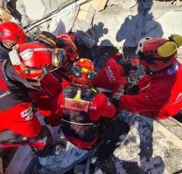 27 kişiyi yıkıntıların arasından sağ çıkaran ekibin lideri o anları anlattı