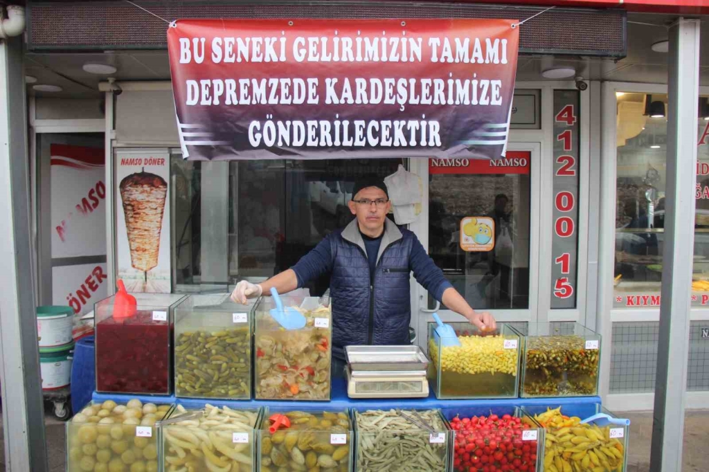 29 yıllık tezgahını son kez depremzedeler için açtı