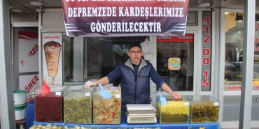 29 yıllık tezgahını son kez depremzedeler için açtı