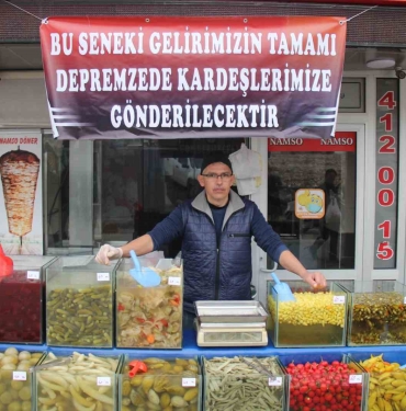 29 yıllık tezgahını son kez depremzedeler için açtı