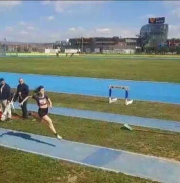 3 adım atlamada şampiyonluğu göğüsledi