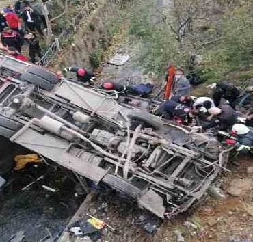4'ü öğrenci 5 kişinin hayatını kaybettiği feci servis kazası için keşif yapılacak