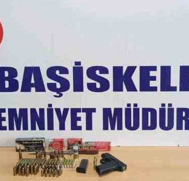 8 farklı suçtan aranıyordu, evinden cephane çıktı