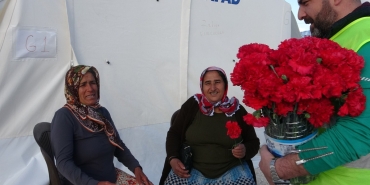 8 Mart sürprizi çadır kentteki kadınların yüzünü güldürdü