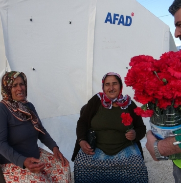 8 Mart sürprizi çadır kentteki kadınların yüzünü güldürdü