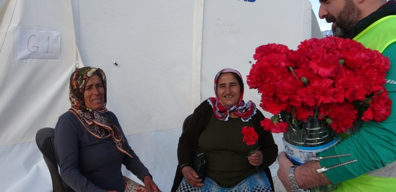 8 Mart sürprizi çadır kentteki kadınların yüzünü güldürdü