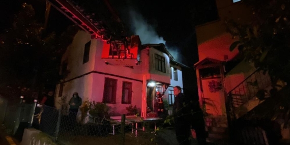 Ahşap binanın bacasında çıkan yangın korkuttu