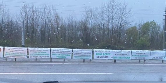 Kendini affettirmek için yolu pankartlarla donattı