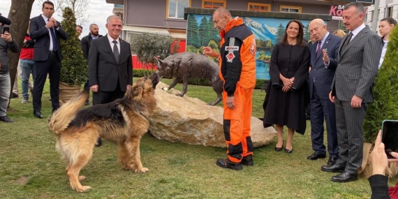 17 Ağustos depreminin kahraman arama kurtarma köpeğinin heykeli açıldı