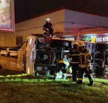 Apartmana çarpan servis midibüsü yan yatarak durabildi